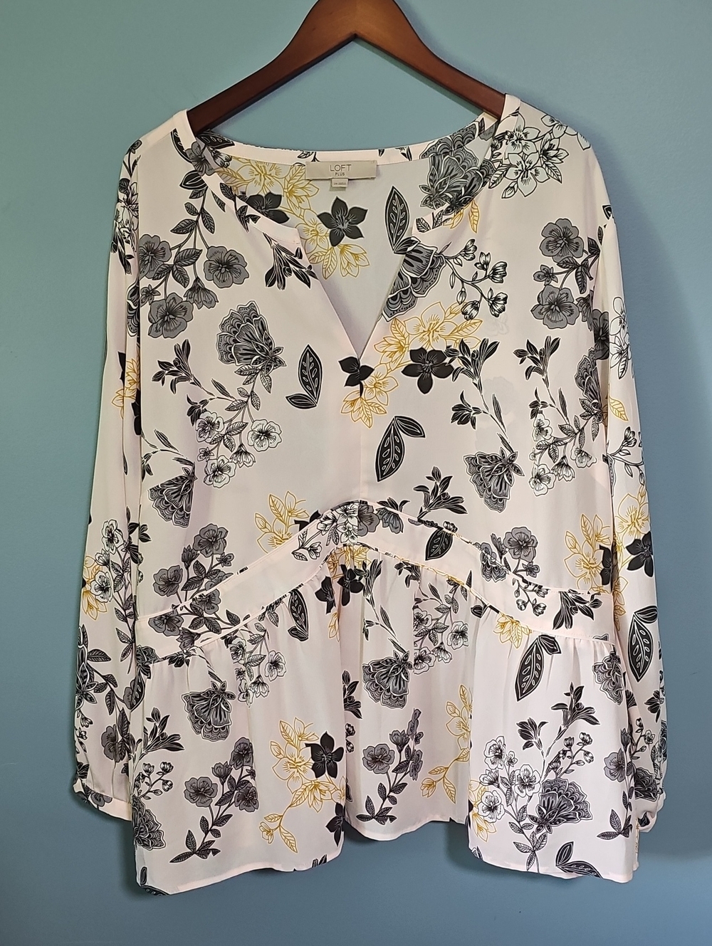 LOFT Plus Light Pink Floral V Neck Blouse Size 26